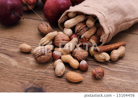 Nuts in jute sack cinnamon sticks, star anise Nuts in jute sack cinnamon sticks, star anise 13104456