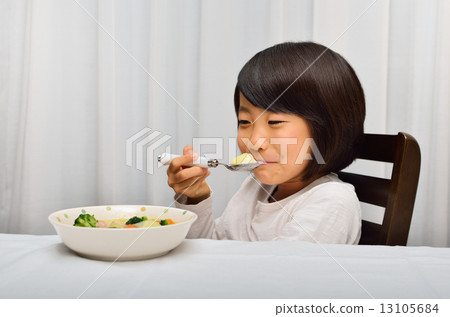 一個美味地吃奶油燉的女孩 13105684