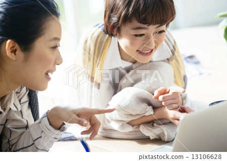 兩位女士看著筆記本電腦 13106628