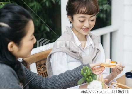一個有家庭聚會的女人 13106916