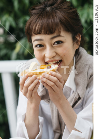 一個有家庭聚會的女人 13106918