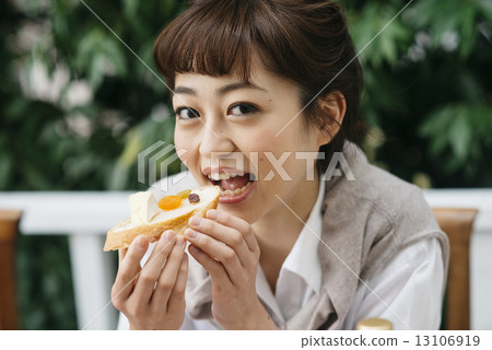 一個有家庭聚會的女人 13106919