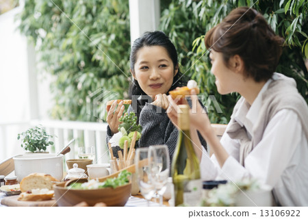 兩個女人參加家庭聚會 13106922