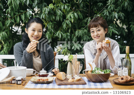 兩個女人參加家庭聚會 13106923
