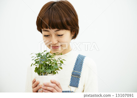 Flowerpot and woman 13107091