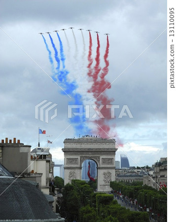 Bastille Day, arc de triomphe, three colored flag 13110095