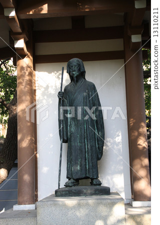 Bronze statue of Mito Komon 13110211