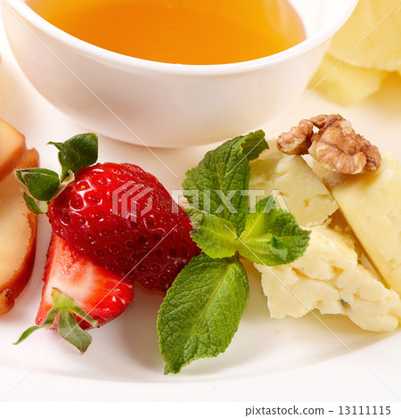 Assorted cheese with honey 13111115