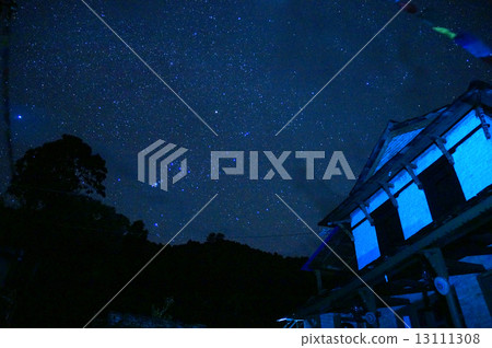 Mountain hut and starry sky of Trekking route of Annapurna ridge 13111308