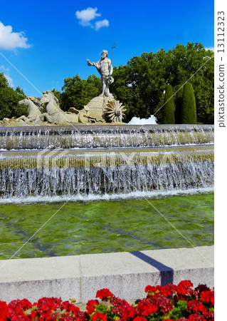 圖庫照片: the fountain of neptune in madrid, spain