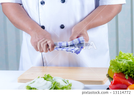 Chef wipe the knife 13114772