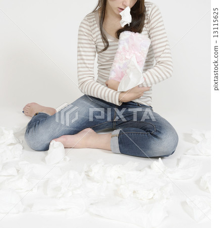 一名年輕女子患花粉症 13115625