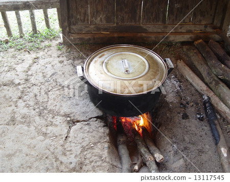 Cooking with a bonfire (Jar plain / Laos) Cooking with a bonfire (Jar plain / Laos) 13117545