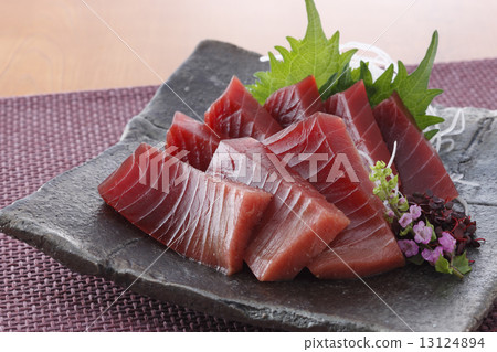 Tuna sashimi 13124894