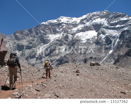 Hikers in the mountain 13127362
