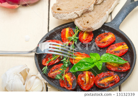 baked cherry tomatoes with basil and thyme 13132339