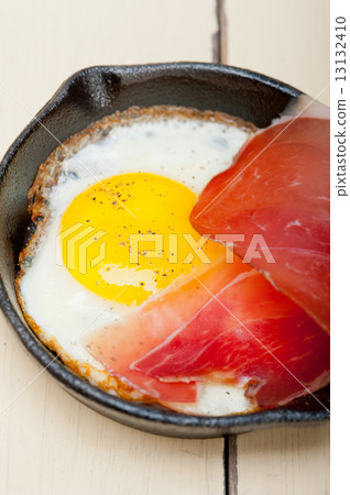 egg sunny side up with italian speck ham 13132410