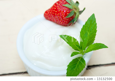 organic Greek yogurt and strawberry 13132500