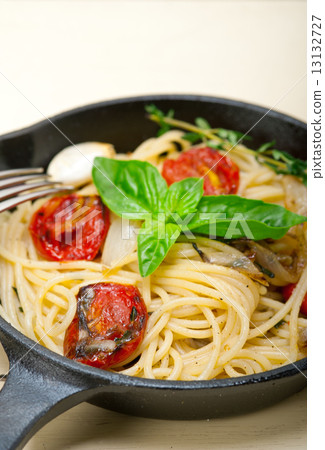 spaghetti pasta with baked cherry tomatoes and basil 13132727