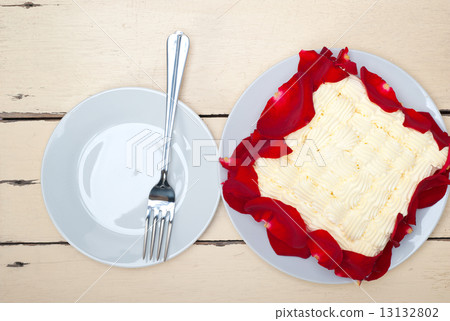 whipped cream mango cake 13132802