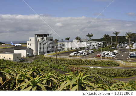 偏遠的島嶼機場 13132968