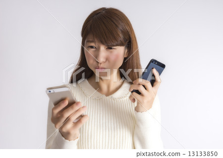 一個女人被智能手機搖晃 一個女人被智能手機搖晃 13133850