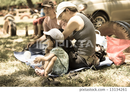 與父母和孩子一起野餐 13134261