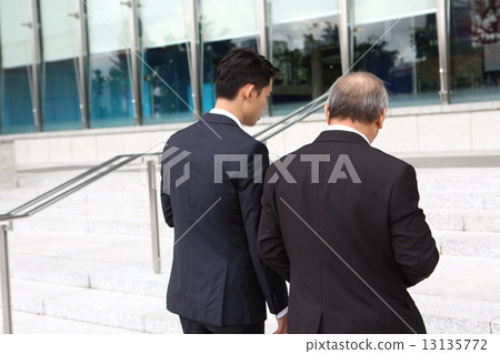 兩個亞洲商人 兩個亞洲商人 13135772
