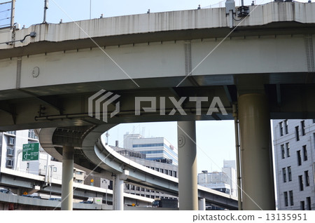 從日本橋河(東京都中央區)的遊輪看“首都高速中心城市圈線” 從日本橋河(東京都中央區)的遊輪看“首都高速中心城市圈線” 13135951