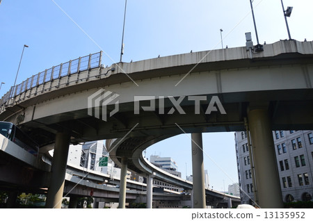 "Capital high-speed central city circle line" viewed from the cruise ship of the Nihonbashi River (Chuo-ku, Tokyo) 13135952
