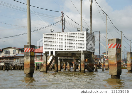 "School" (Bandar Seri Begawan / Brunei) of the Brunei River / Seaweed Settlement (Kampong Eye) 13135956