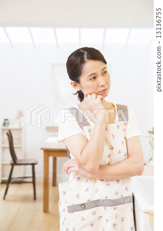 一個女人站在廚房裡 一個女人站在廚房裡 13136755