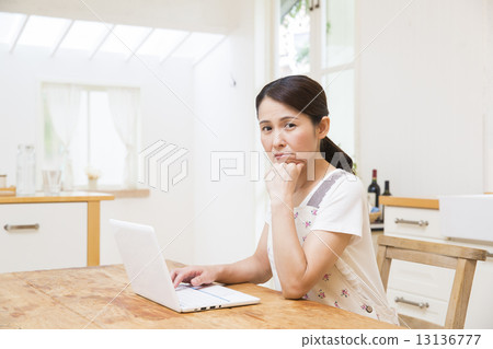 經營個人電腦的中年婦女 經營個人電腦的中年婦女 13136777