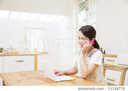 中間女性電腦電話 中間女性電腦電話 13136778