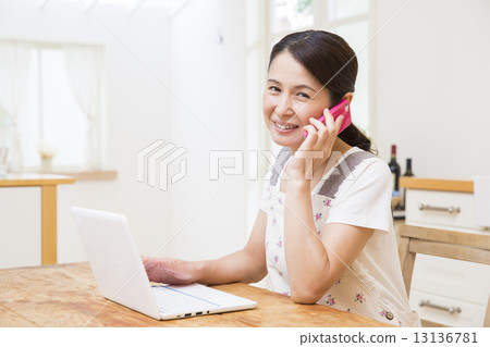 中間女性電腦電話 中間女性電腦電話 13136781