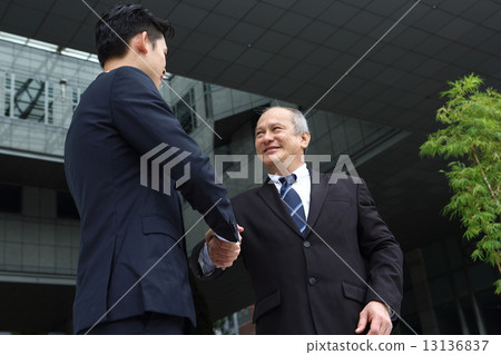 握手的兩個亞洲商人 握手的兩個亞洲商人 13136837