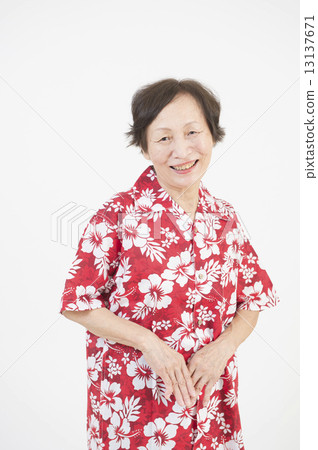 阿羅哈襯衫的高級女性 13137671