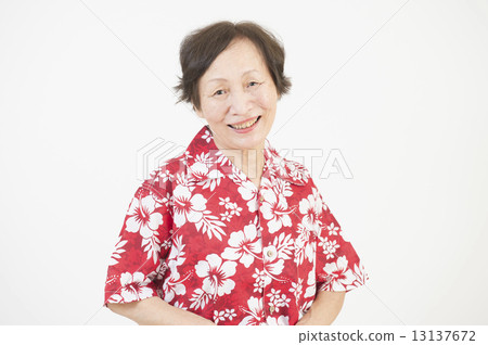 阿羅哈襯衫的高級女性 13137672