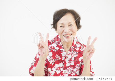 阿羅哈襯衫的高級女性 阿羅哈襯衫的高級女性 13137675