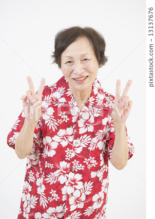 阿羅哈襯衫的高級女性 阿羅哈襯衫的高級女性 13137676