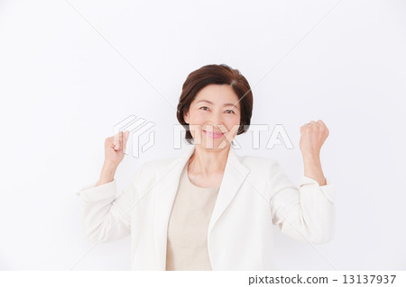 Girls pose middle women 13137937