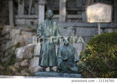 京都市Lingyama Keikoku Shrine Sakamoto Ryoma Nakaoka Shintaro雕像 13138760