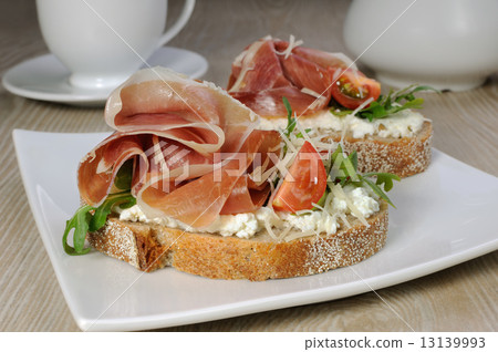 Sandwich of jamon with ricotta, arugula and cheese Sandwich of jamon with ricotta, arugula and cheese 13139993