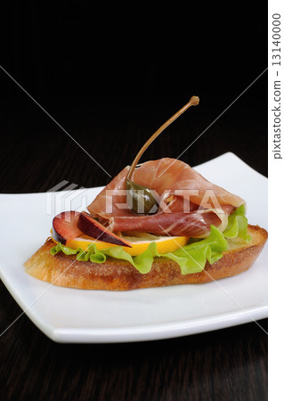 Sandwich with jamon 13140000