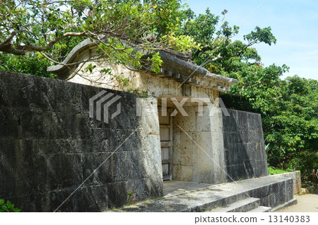 Sonomiya Utaki(那是Utaki)Shiomon(首里城公園/沖繩縣那霸市Shurasumasawaji鎮) Sonomiya Utaki(那是Utaki)Shiomon(首里城公園/沖繩縣那霸市Shurasumasawaji鎮) 13140383