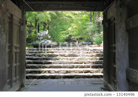 Shikoku Shrine Platform No. 31 Buddhist "Wutaiyama Takebayashiji" Viewing the inside of the precincts from Yamamon (Nibaemon) 13140496