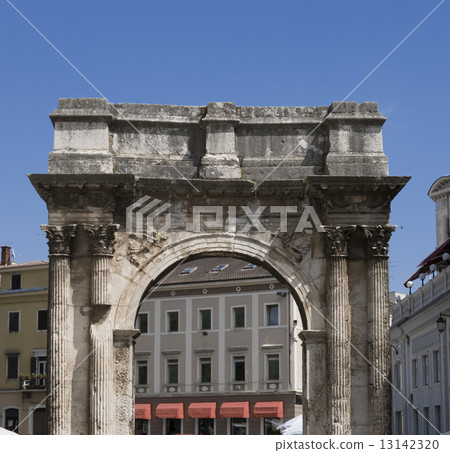 Roman triumphal arch in Pula, Croatia. 13142320