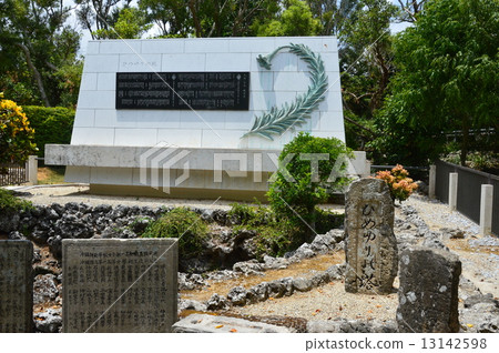 Himeyuri塔的紀念碑(Itomi Itomi,沖繩縣) Himeyuri塔的紀念碑(Itomi Itomi,沖繩縣) 13142598