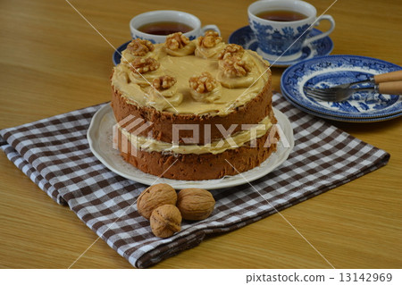 Coffee cream and walnut cake 13142969