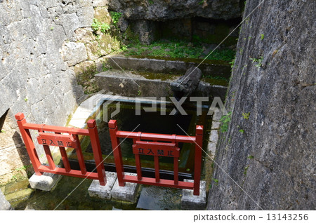 "Dragon gut" (Shuri Castle / Shuri, Naha-shi, Okinawa Prefecture) near the Shogunate · Ruizen gate "Dragon gut" (Shuri Castle / Shuri, Naha-shi, Okinawa Prefecture) near the Shogunate · Ruizen gate 13143256